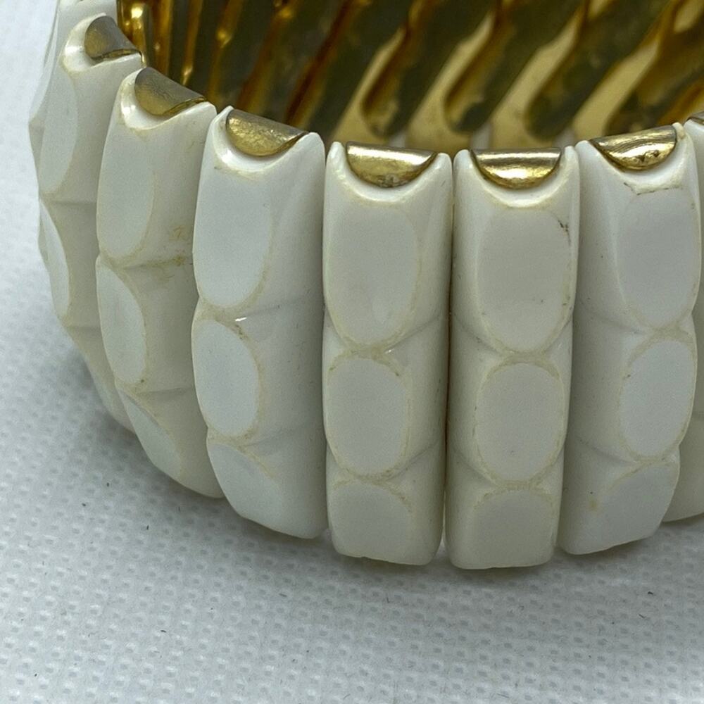 Vintage Bracelet White Plastic Lucite Ribbed Bracelet with Gold Inside - Picture 4 of 7
